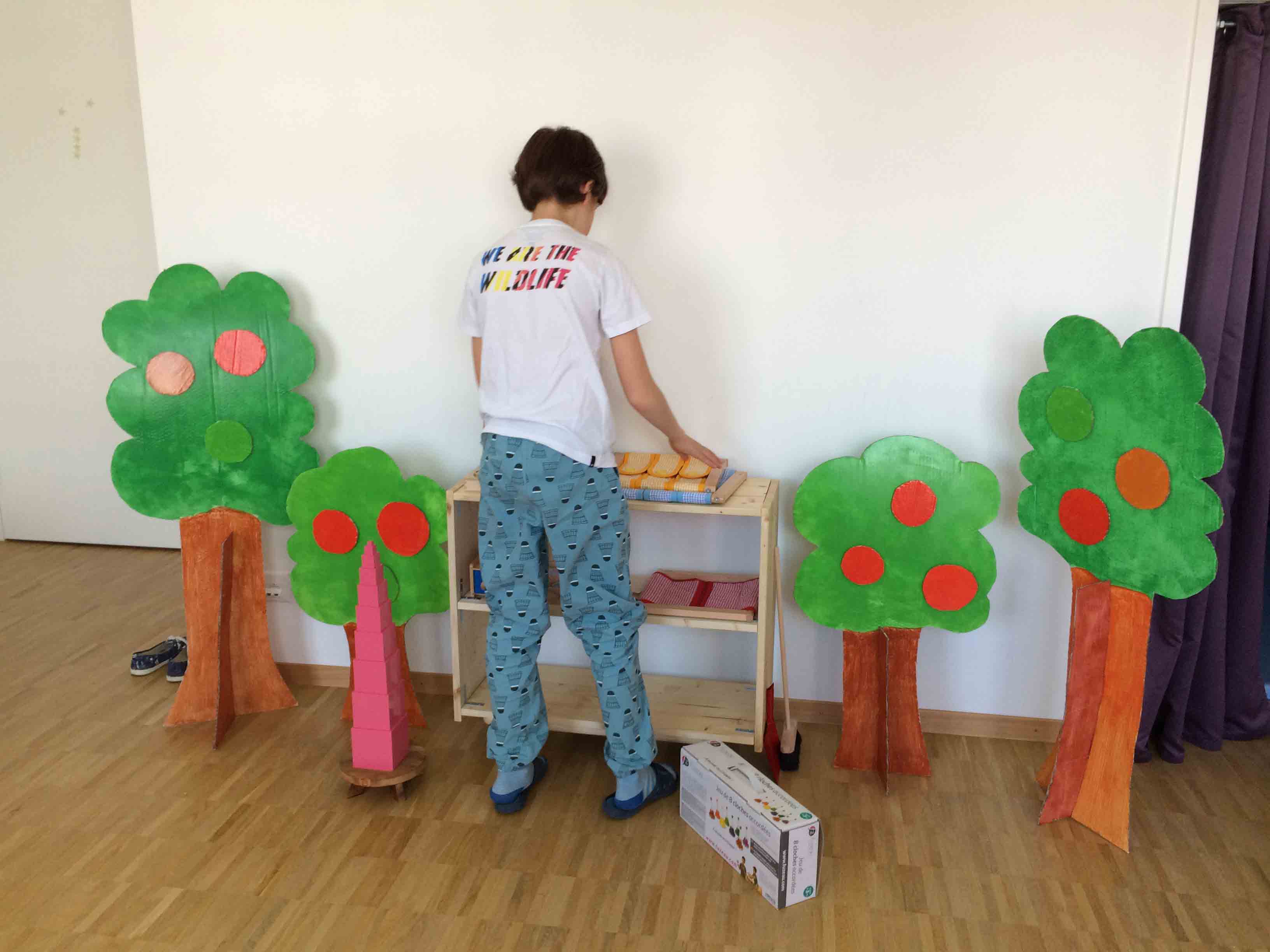 Installation petite atelier communautaire de matériel Montessori
